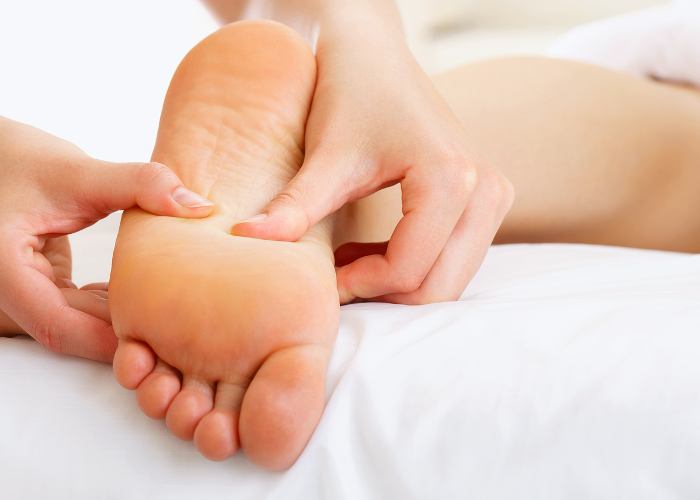 Огрубевшая кожа стоп, пяток и пальцев ног - как почистить пятки в домашних условиях